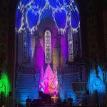 Bild zeigt eine bunt beleuchtete Kirche